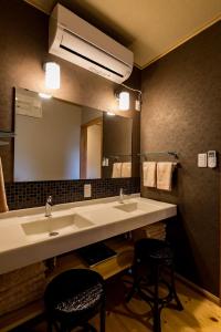 a bathroom with two sinks and a large mirror at 城下町家 茶庭 飛び石 BBQ 筍 金蔵Kinzo in Ōtaki