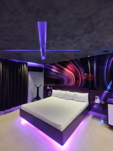 Prestige Motel 6 في سوروكابا: غرفة نوم بها سرير مع أضواء عليه