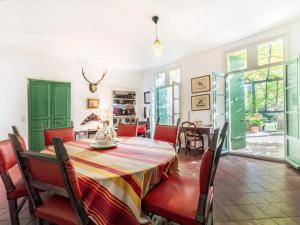 uma sala de jantar com mesa e cadeiras em Maison Palau-del-Vidre, 7 pièces, 12 personnes - FR-1-776-88 em Palau-del-Vidre