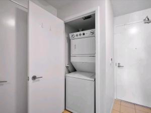 多伦多CN Tower View with Free Parking, Pool, Gym, Free Skating, and More的白色的小厨房,配有洗衣机和烘干机 更多28张照片