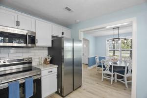 A kitchen or kitchenette at Forest Hills Manor