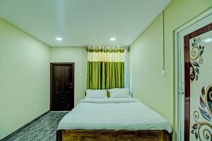 Łóżko lub łóżka w pokoju w obiekcie OYO Vati Guesthouse
