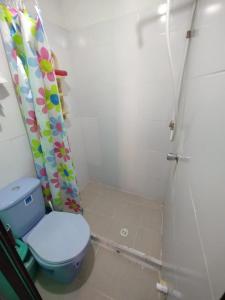 a bathroom with a toilet and a shower at Apartamento en el cerro la Asomadera in Medellín