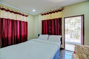A bed or beds in a room at OYO Vati Guesthouse