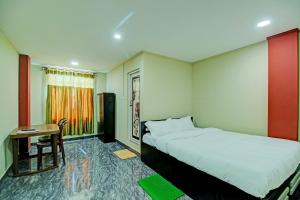 Cama o camas de una habitación en OYO Vati Guesthouse