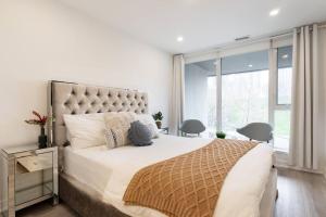 Säng eller sängar i ett rum på Luxe 2 Bed Suite Downtown Toronto Near Waterfront