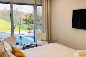 een slaapkamer met een bed en een groot raam bij Luxe 2 Bed Suite Downtown Toronto Near Waterfront in Toronto