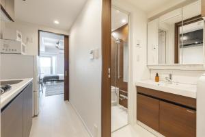 una cocina con fregadero y refrigerador en Dash Living Ueno Park, en Tokio 22 fotos más