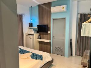 TV a/nebo společenská místnost v ubytování Hotel The Journey Patong New