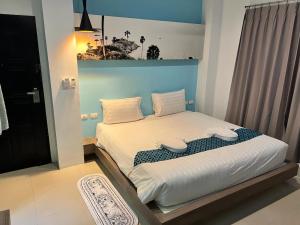 Postel nebo postele na pokoji v ubytování Hotel The Journey Patong New