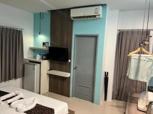 Kuchyň nebo kuchyňský kout v ubytování Hotel The Journey Patong New