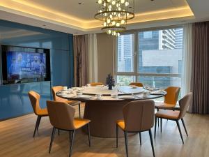 a dining room with a round table and chairs at Tianjin Polar Ocean Hotel in Binhai