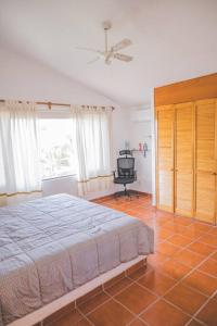 a bedroom with a bed and a television in it at Casa Vacacional, Lomas Cocoyoc in Texcalpan