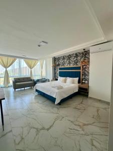 een slaapkamer met een kingsize bed en een bank bij President Beach Hotel & Eventos in Playas