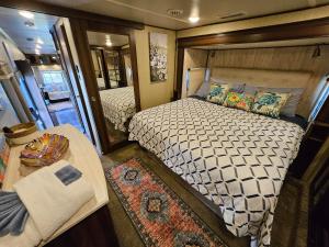 una piccola camera con letto e tavolo di Hailey's Beach-n-Bay RV Resort a Gilchrist