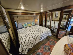 una camera con letto al centro della stanza di Hailey's Beach-n-Bay RV Resort a Gilchrist