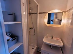 Un baño de Appartement Narbonne-Narbonne Plage-Narbonne Plage, 2 pièces, 4 personnes - FR-1-784-24