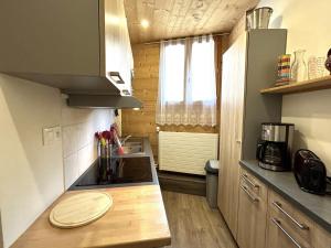 cocina pequeña con fregadero y fogones en Appartement La Clusaz, 3 pièces, 6 personnes - FR-1-437-111 en La Clusaz