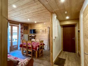 cocina y comedor con mesa y sillas en Appartement La Clusaz, 3 pièces, 6 personnes - FR-1-437-111 en La Clusaz