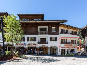 un gran edificio blanco con techo de madera en Appartement La Clusaz, 3 pièces, 6 personnes - FR-1-437-111 en La Clusaz