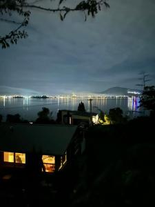 uma vista de uma ponte sobre uma massa de água à noite em Rotorua Lakes House em Rotorua