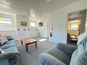 Una sala de estar con dos sofás y una mesa de café. en 45 Scarborough Terrace, en Hanmer Springs