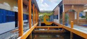 een gang van een gebouw met water in het kanaal bij Cần Thơ Farmstay in Can Tho