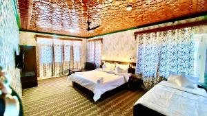 1 dormitorio con 2 camas en una habitación en Diamond cottage, en Srinagar