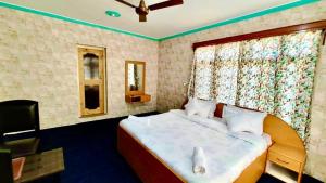 ein Hotelzimmer mit einem Bett und einem Fenster in der Unterkunft Diamond cottage in Srinagar