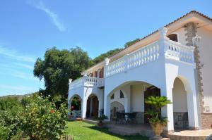 Casa blanca grande con balcón en Villa Fontana, en Tropea