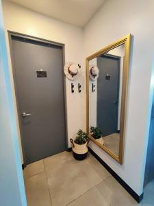 a hallway with a door and a mirror and a plant at Hogar verde in Alajuela