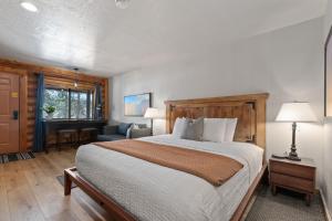 een slaapkamer met een groot bed en een woonkamer bij Duck Creek Village Inn in Duck Creek Village