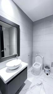 een badkamer met een wastafel en een toilet bij MantaSurf Hotel in Tarqui