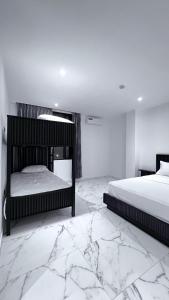 מיטה או מיטות בחדר ב-MantaSurf Hotel