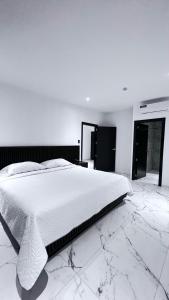 Voodi või voodid majutusasutuse Manta Surf Hotel toas