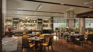 um restaurante com mesas e cadeiras e um bar em The Ritz-Carlton, Shenzhen em Shenzhen