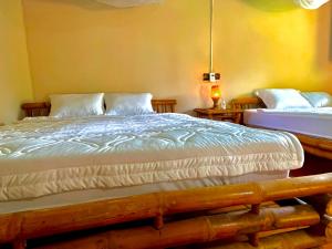 sypialnia z dużym łóżkiem z drewnianą ramą w obiekcie Tây Đô Homestay Cần Thơ w mieście Cái Răng