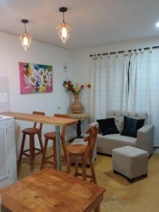 uma sala de estar com uma mesa e cadeiras e um sofá em Hospedaje Casa Pachi en Cartagena de Indias em Cartagena das Índias