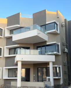 un condominio con balconi sul lato di New Chalet Sea & Pool view Ras Sedr شاليه جديد دور ارضي في راس سدر a Ras Sedr