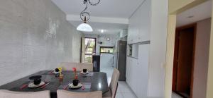 ein Esszimmer mit Tisch und Stühlen in der Unterkunft Apartamento no condomínio Flats Monte Castelo, o melhor de Gravatá in Bezerros