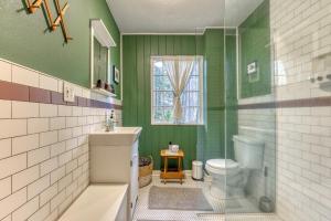 baño verde con aseo y lavamanos en Springbrook · Cozy 2BR Mt. Hood Cabin, Fireplace & Retro Kitchen, en Mount Hood Village