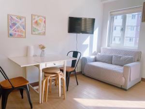 ein Wohnzimmer mit Tisch und Couch in der Unterkunft Eco Suite in Trece Martires