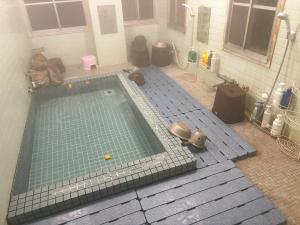 um modelo de piscina num quarto em エコホテル　湯の児荘 em Mizumata