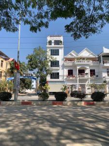 un edificio blanco con muchas ventanas en una calle en 502 Sân Bay Điện Biên, en Diện Biên Phủ