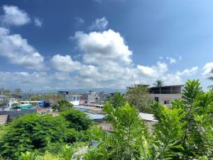vistas a una ciudad con árboles y edificios en Ballesteros Apartaments, en Puerto Ayora