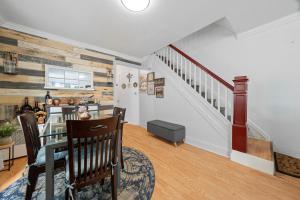 een woonkamer met een tafel en een trap bij Comfy and Convenient Room in NY in Jamaica