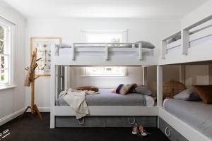 Ένα ή περισσότερα κρεβάτια σε δωμάτιο στο Fingal House +39 φωτογραφίες