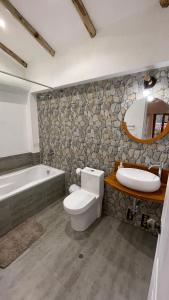 Huaran的住宿－Inca Allpa Home，浴室配有卫生间、浴缸和水槽。