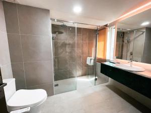 ein Bad mit einer Dusche, einem WC und einem Waschbecken in der Unterkunft The Avenue M in Johor Bahru