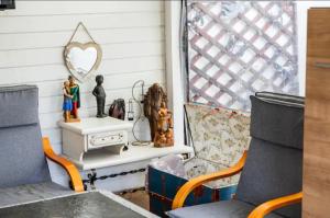 eine Veranda mit 2 Stühlen und einem Spiegel in der Unterkunft BLUE in Timişoara